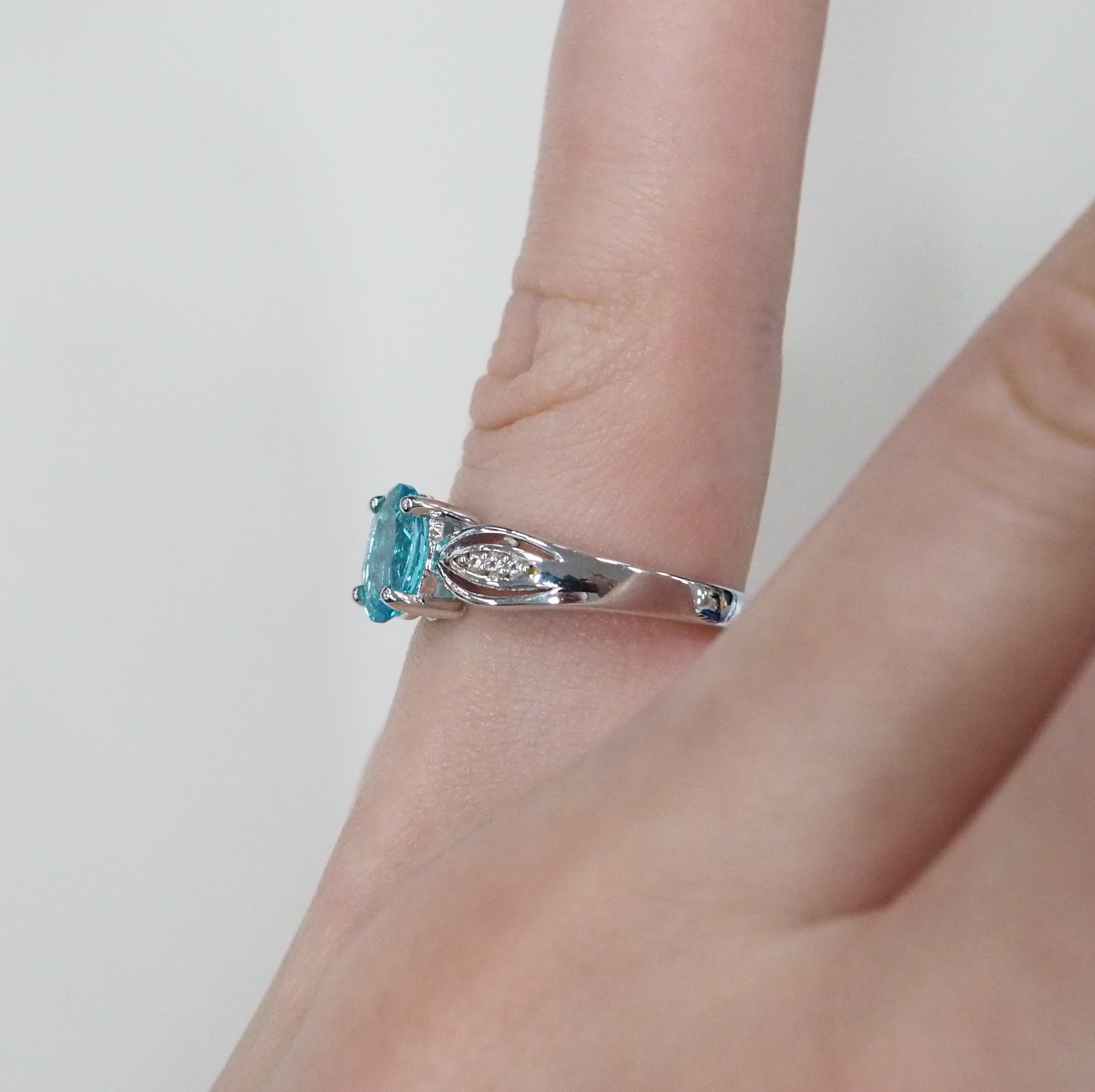 Серебряное кольцо с апатитом
